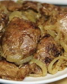 Куриная печень, обжаренная в муке с луком