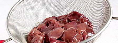 куриная печень жареная с луком. Шаг 5