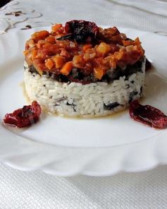 Печень говяжья маринованная в белом вине и прованских травах под томатно-овощным соусом