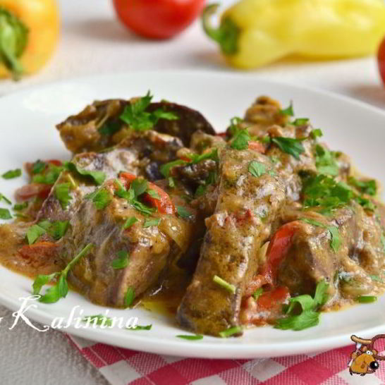 Рецепт свиной печени, тушеной в сметанном соусе