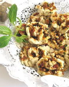 Сырное печенье с песто из помидоров, оливок и зелени