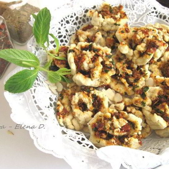 Рецепт сырного печенья с песто из помидоров, оливок и зелени