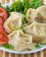 Хинкали с томатами и салатом
