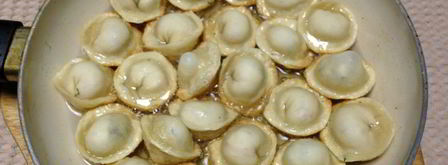 жареные пельмени с рисом и крабовыми палочками. Шаг 6