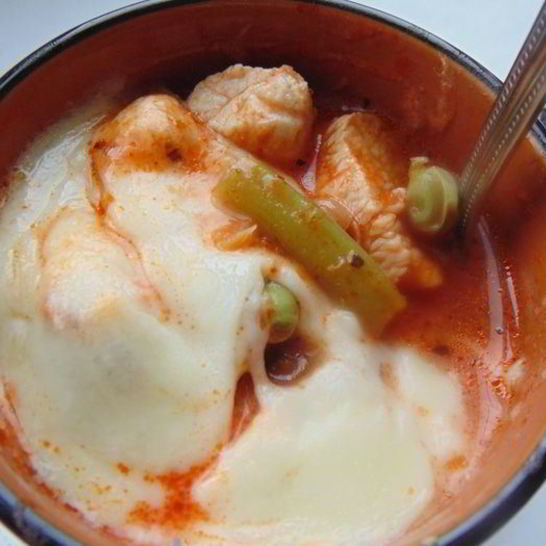 Рецепт куриного рагу с зелеными овощами и сырной крышечкой