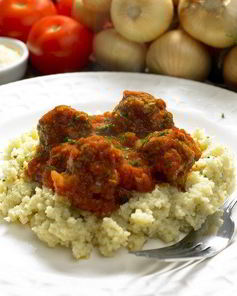 Кускус с рагу из баранины и томатным соусом с лепестками роз