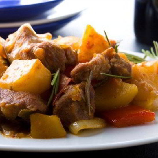 Рецепт острого свиного рагу с парикой, перцем чили и картофелем