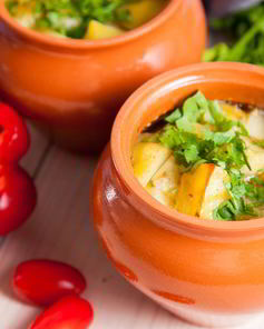 Рагу с курицей и овощами в горшочках