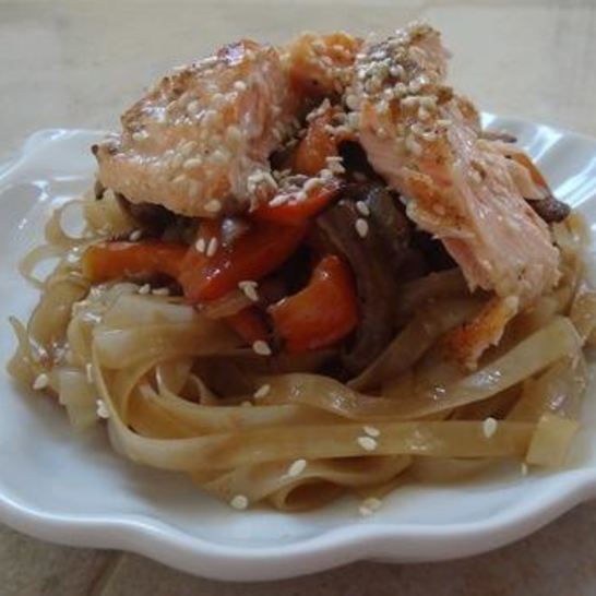 Рецепт рисовой лапши с овощами и семгой в кунжуте