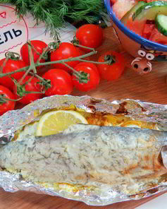 Форель на луковой подушке под сливочно-сметанным соусом с хреном