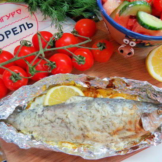 Рецепт форели на луковой подушке под сливочно-сметанным соусом с хреном