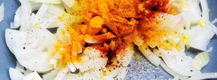 форель на луковой подушке под сливочно-сметанным соусом с хреном. Шаг 4