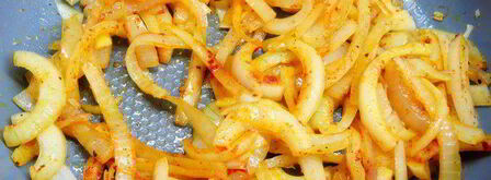 форель на луковой подушке под сливочно-сметанным соусом с хреном. Шаг 5