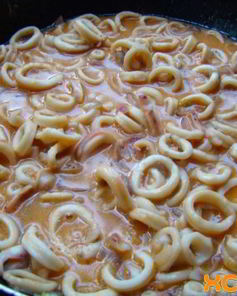 Кальмары тушеные с помидорами