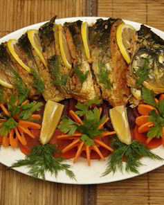 Карп, запеченный с овощами в духовке