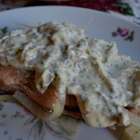 Рецепт холодного припущенного лосося под майонезом с травами