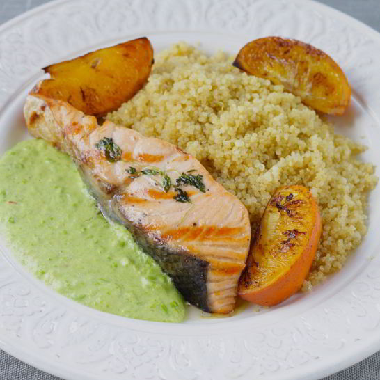 Рецепт лосося с киноа, апельсинами и пюре из зеленого горошка