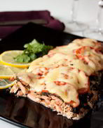 Лосось с маслинами и томатами