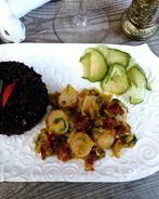 Морские гребешки с черным рисом