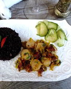 Морские гребешки с черным рисом