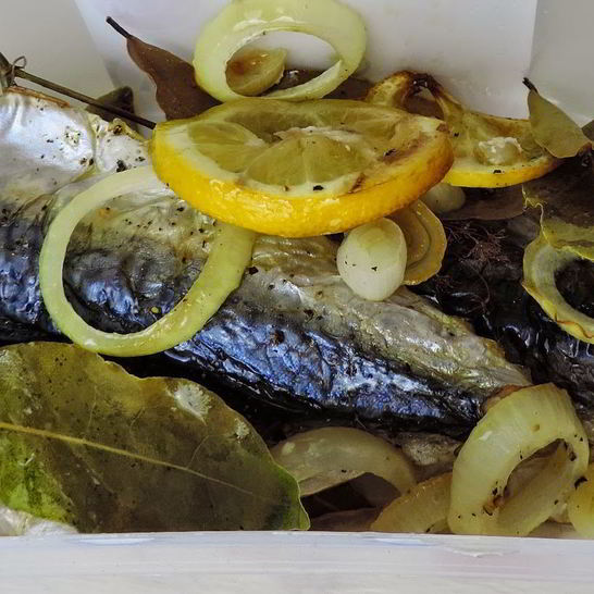 Рецепт скумбрии с лимоном и луком в духовке