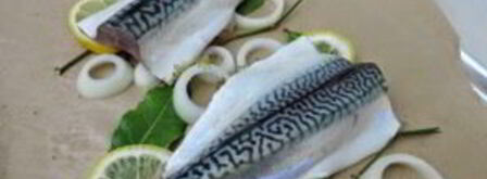 скумбрия с лимоном и луком в духовке. Шаг 3