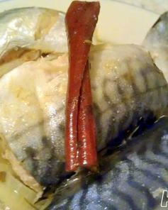 Скумбрия в очень пряном маринаде и луковой шубке