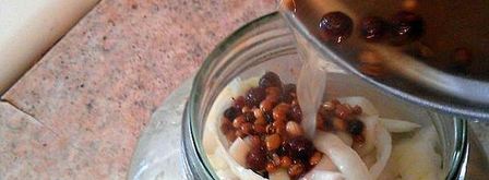 скумбрия в очень пряном маринаде и луковой шубке. Шаг 7