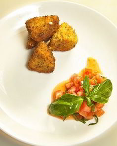 Сулугуни, жаренный в сухарях