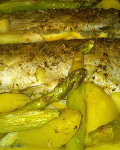 Запеченная форель со спаржей и картофелем