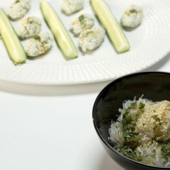 Рецепт рыбных клецек с фунчозой и соевым соусом