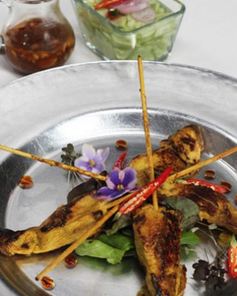 Острые тайские шашлычки сатай со свежим салатом из огурца и ореховым соусом