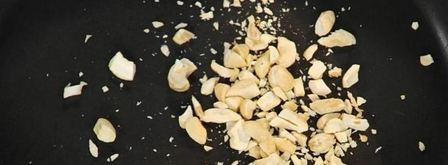 острые тайские шашлычки сатай со свежим салатом из огурца и ореховым соусом. Шаг 3