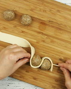 Шашлыки из фарша со слоеным тестом