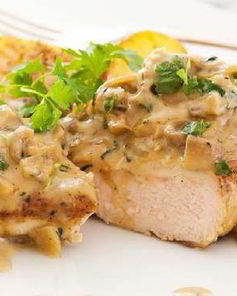 Запеченный шницель из индейки со сливочным соусом из лесных грибов