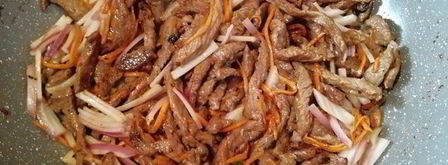 соба — гречневая лапша с говядиной и овощами. Шаг 13