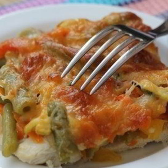 Рецепт куриного стейка под овощами и сыром