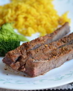 Стейк флэт-айрон на сковороде