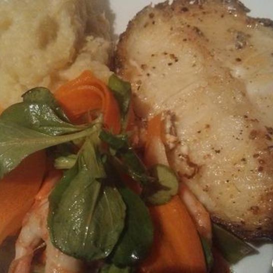 Рецепт стейка из белой рыбы с пюре и весенним салатом