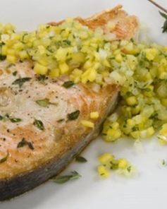 Стейк из лосося с фруктовой сальсой