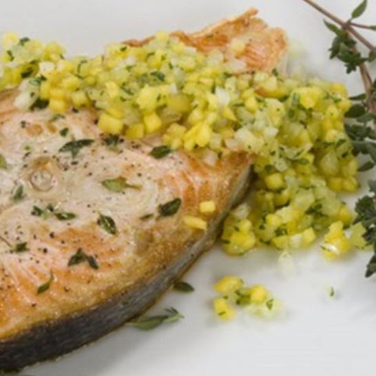 Рецепт стейка из лосося с фруктовой сальсой