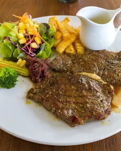 Стейк из оленины с соусом из крыжовника