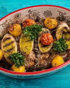 Стейк лосося, запеченный с помидорами черри