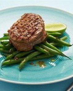 Стейк на гриле с французским зеленым горошком