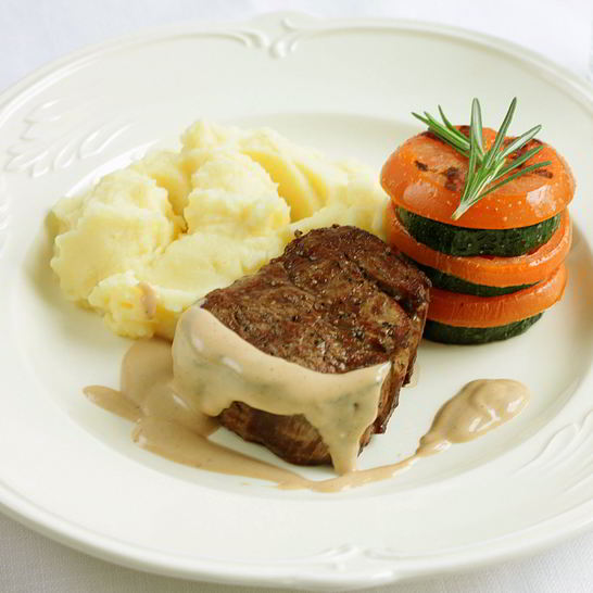 Рецепт стейка с перечным соусом, картофельным пюре и мильфеем из цукини и томатов