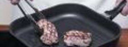 стейк с соусом и печеным картофелем. Шаг 4