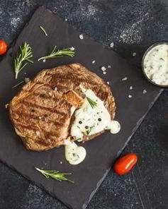 Стейк с соусом из голубого сыра