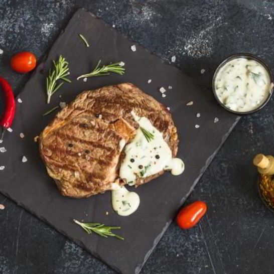 Рецепт стейка с соусом из голубого сыра