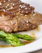 Стейк со спаржей
