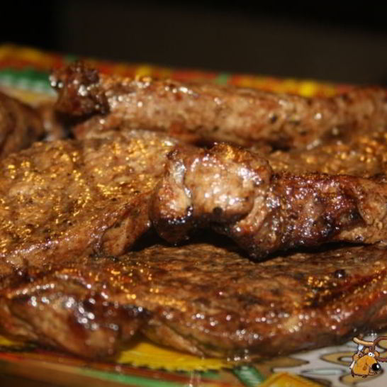 Рецепт стейков из мраморной говядины на решетке на мангале